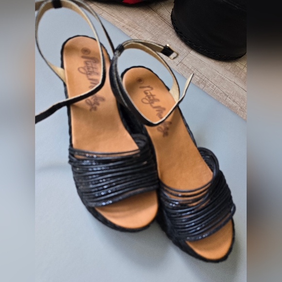 Black platform sandals in size 8 - Picture 4 of 7